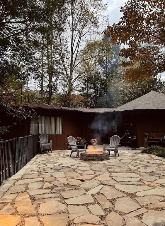 Cabin With Treehouse Views, 3 King Beds, 4 Bunks, And Large Hot Tub! Gatlinburg Exteriör bild