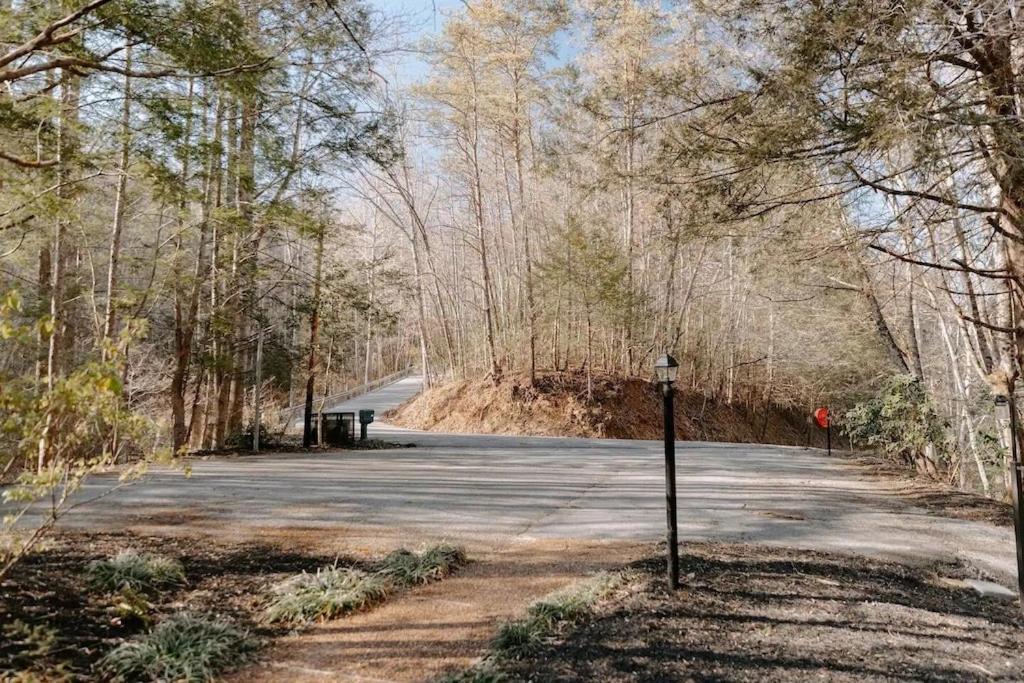 Cabin With Treehouse Views, 3 King Beds, 4 Bunks, And Large Hot Tub! Gatlinburg Exteriör bild