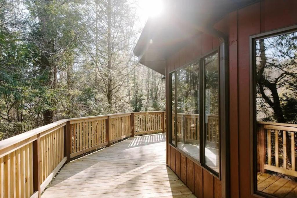 Cabin With Treehouse Views, 3 King Beds, 4 Bunks, And Large Hot Tub! Gatlinburg Exteriör bild