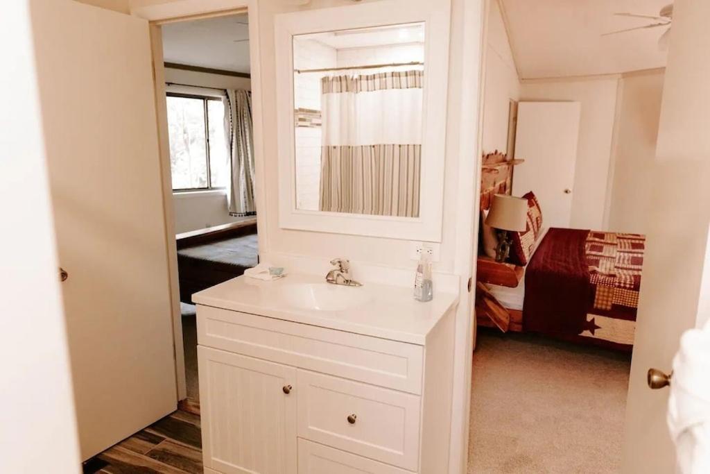 Cabin With Treehouse Views, 3 King Beds, 4 Bunks, And Large Hot Tub! Gatlinburg Exteriör bild