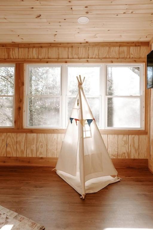 Cabin With Treehouse Views, 3 King Beds, 4 Bunks, And Large Hot Tub! Gatlinburg Exteriör bild
